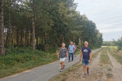 Verder op weg langs de rand van het bos